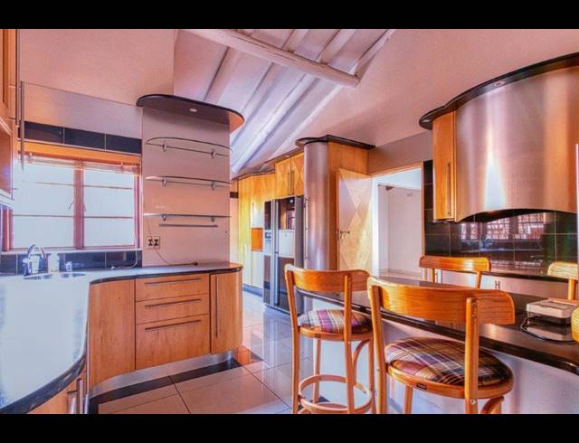 7 BEDROOM FREEHOLD TO LET IN BRYANSTON